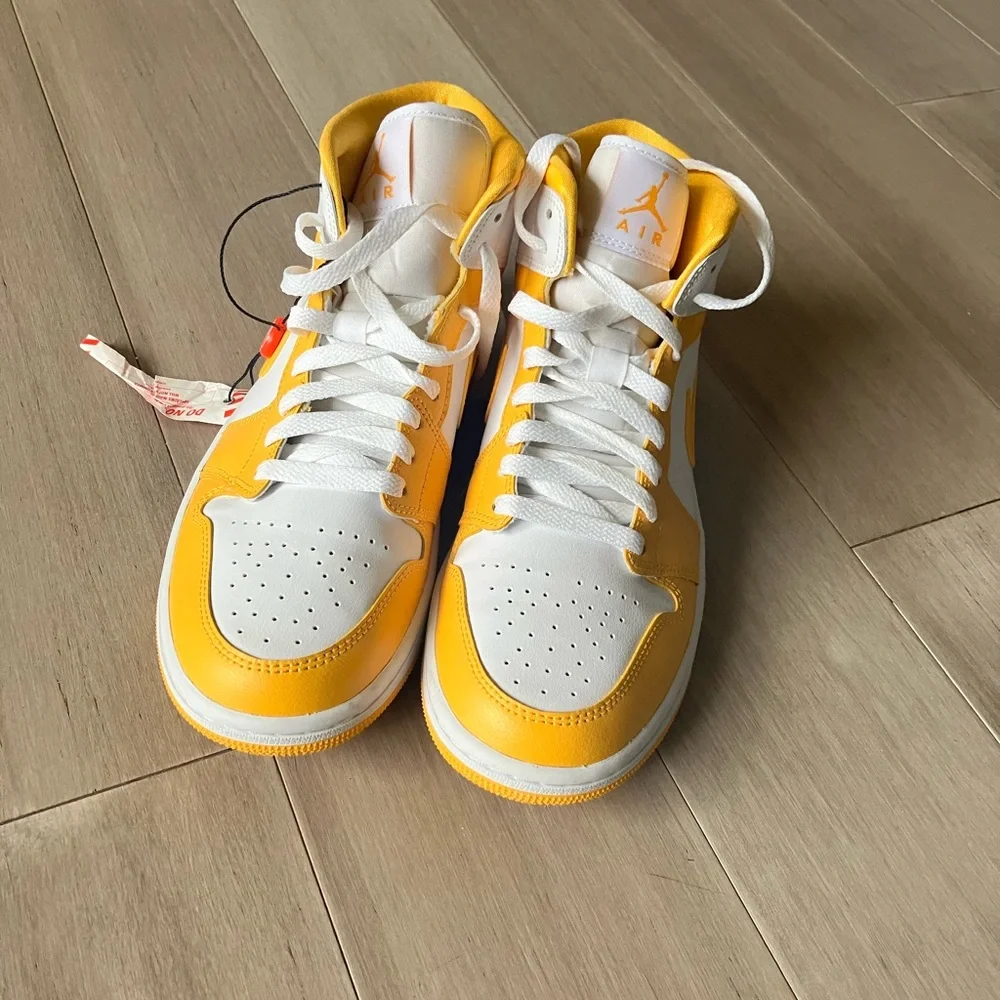 Jordan 1 Mid Women’s Yellow and White - Picture 2 of 4